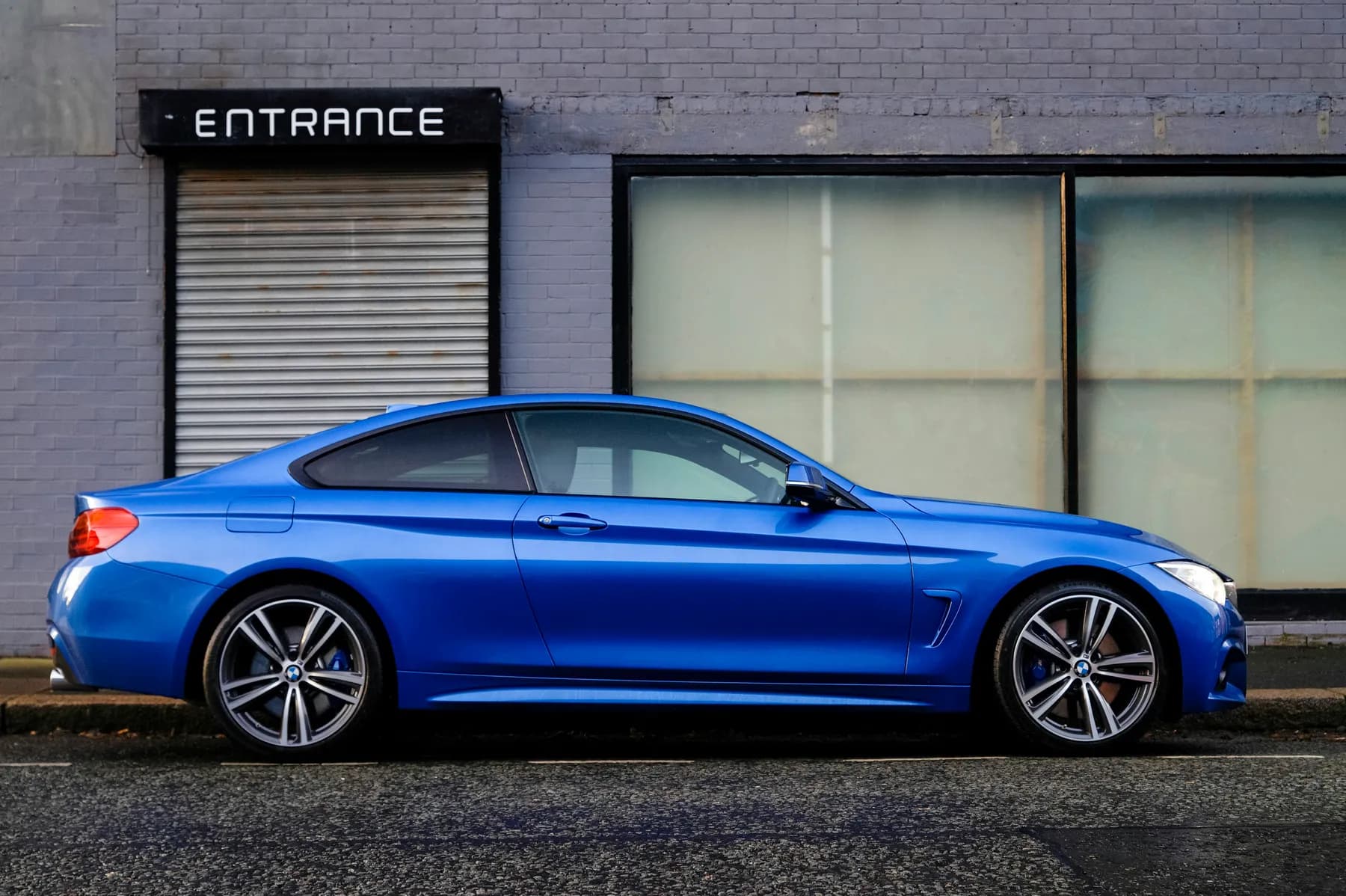 BMW 3 Series photo 2